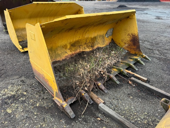 CAT GP BUCKET W/ TEETH RUBBER TIRED LOADER ATTACHMENT fits Cat 950, pin on.