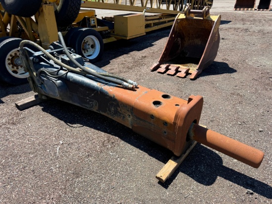 CAT H160D HYDRAULIC HAMMER SN:B043828 equipped with bull point tool, recently rebuilt.