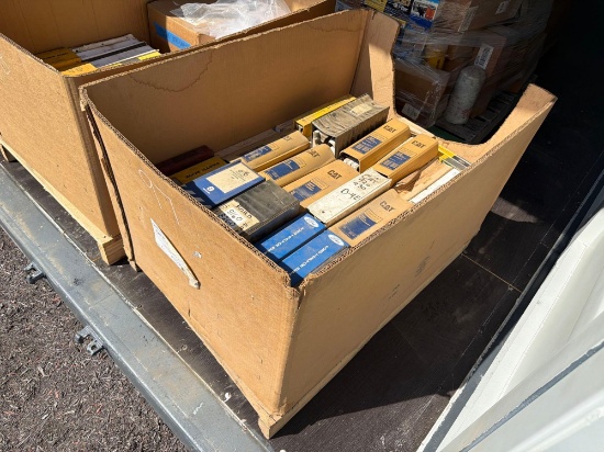 CRATE OF ASSORTED CAT, FORD, JD MANUALS: D6H, 315, 960F, 320, 950G, MISC SUPPORT EQUIPMENT