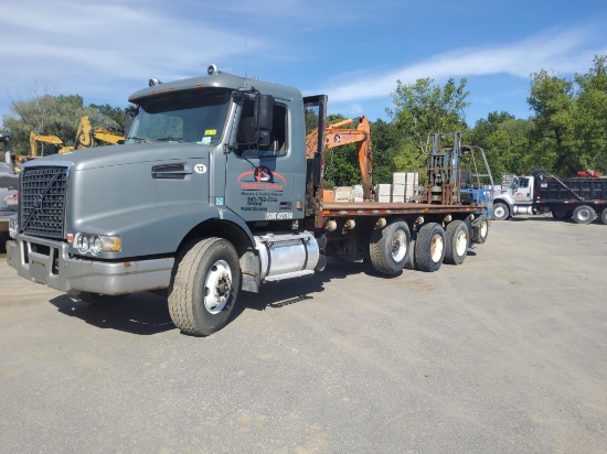 VOLVO VHD FLATBED TRUCK VN:4V5K99GG34N368641 powered by diesel engine, equipped with flatbed body,