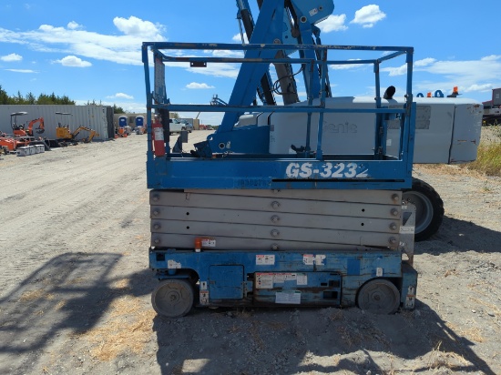 GENIE GS3232 SCISSOR LIFT electric powered, equipped with 32ft. Platform height, slide out deck,
