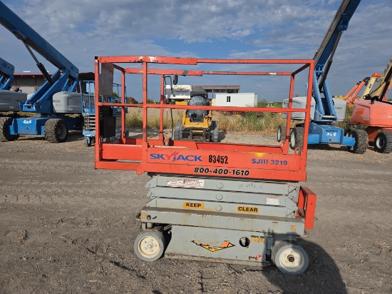 SKYJACK SJ3219 SCISSOR LIFT SN:70762 electric powered, equipped with 19ft. Platform height, slide