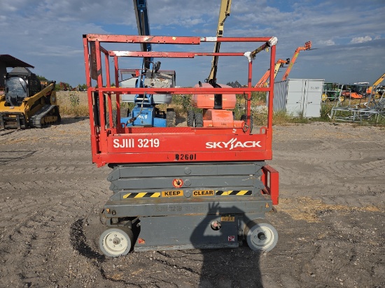 SKYJACK SJ3219 SCISSOR LIFT SN:9700 electric powered, equipped with 19ft. Platform height, slide out