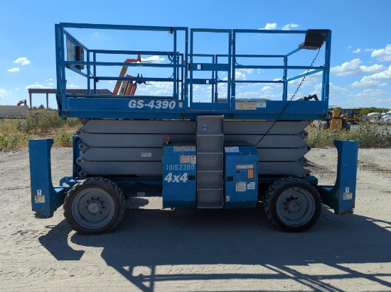 GENIE GS4390 SCISSOR LIFT SN:48651 4x4, powered by diesel engine, equipped with 40ft. Platform