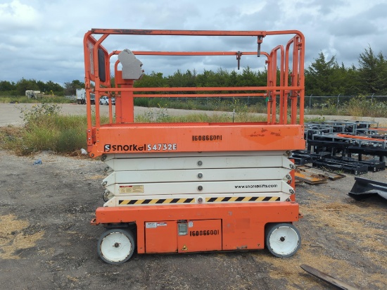 SNORKEL S4732E SCISSOR LIFT SN:4000072 electric powered, equipped with 32ft. Platform height, slide