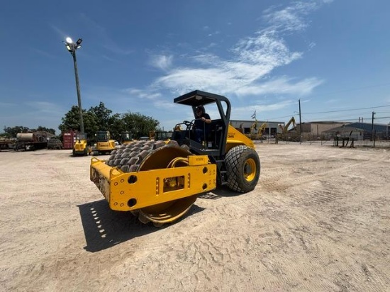 BOMAG BW211 VIBRATORY ROLLER SN:871126 powered by diesel engine, equipped with OROPS, 84in. Padsf...
