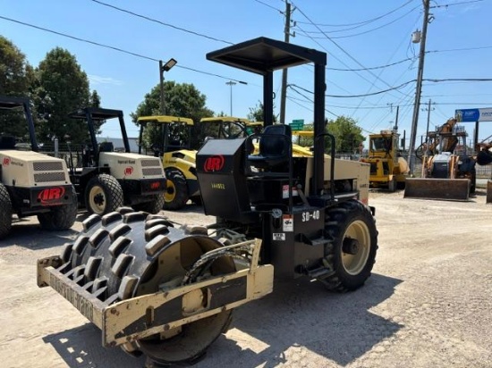 INGERSOLL RAND SD40F VIBRATORY ROLLER SN:144052 powered by John Deere diesel engine, equipped with