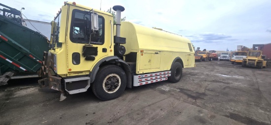 MACK MR WATER TRUCK VN:9915 powered by Mack diesel engine, 300hp, equipped with automatic
