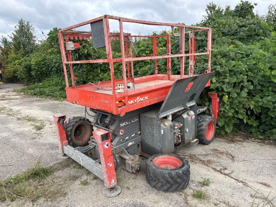 SKYJACK SJ6832RT SCISSOR LIFT SN:12400 4x4, powered by diesel engine, equipped with 32ft. Platform