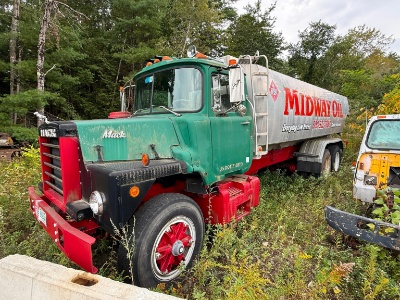 MACK DN686SX FUEL TRUCK VN:1M2B128C8FA011438 powered by Mack diesel engine, equipped with 5 speed