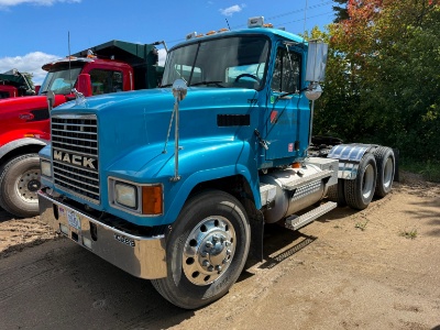 2002 MACK CH613 TRUCK TRACTOR VN:1M1AA18Y52W148601 powered by Mack E7 diesel engine, 427hp, equip...