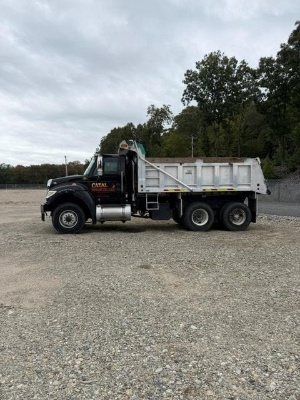 2012 PETERBILT GARBAGE TRUCK VIN:152263 powered by diesel engine, equipped with Labrie side load