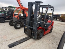 NEW HELI CPYD25 FORKLIFT SN:K2080 powered by dual fuel engine, equipped with OROPS, 5,000lb lift