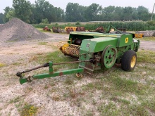 JOHN DEERE 346 SQUARE BALER SN:30546E makes wire bales.