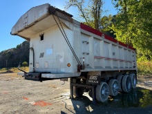 2004 EAST 26FT. DUMP TRAILER VN:27437 equipped with 26ft. Aluminum dump body, steel frame, air ride