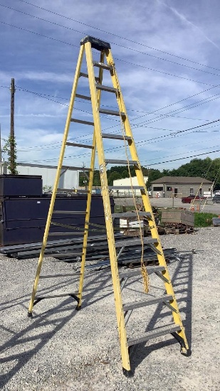 GreenBull 12' Fiberglass Step Ladder