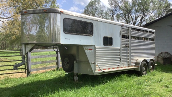2002 Sundown Trailers 18’ Goose Neck Horse Trailer