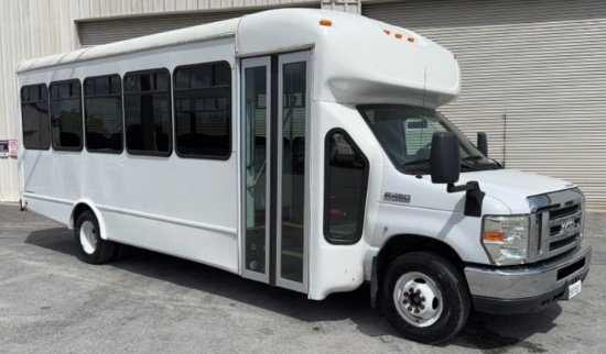 2016 Ford Econoline Starcraft 26E Bus RWD