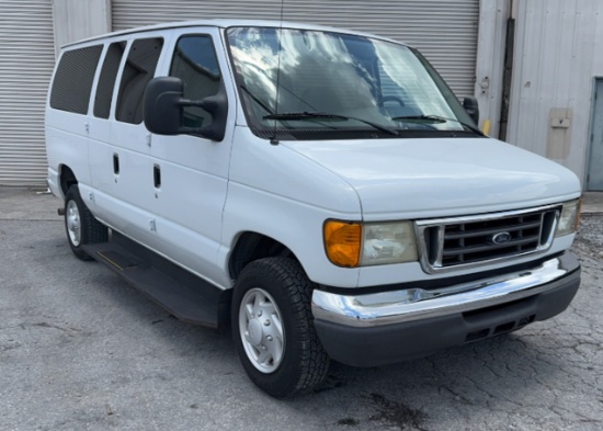 2007 Ford E-350 XLT Passenger Van RWD