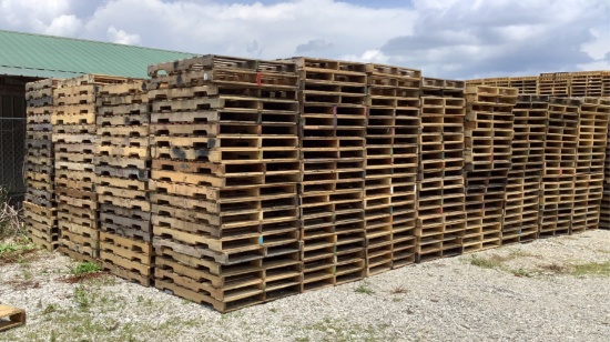 (550) 40"W x 48"D Wooden Pallets OFFSITE