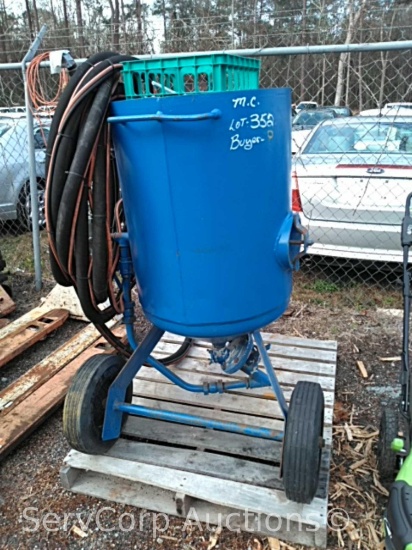 Clemco Industries 2452 Abrasive Blast Machine, Capacity 600