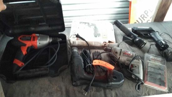 Lot on Shelf of 2 Electric Black & Decker Drills, 2 Cordless Black & Decker Drills, Skil Electric
