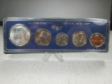 t-105 1966 US Special Mint Set with 40% Silver Kennedy Half Dollar. In mint package