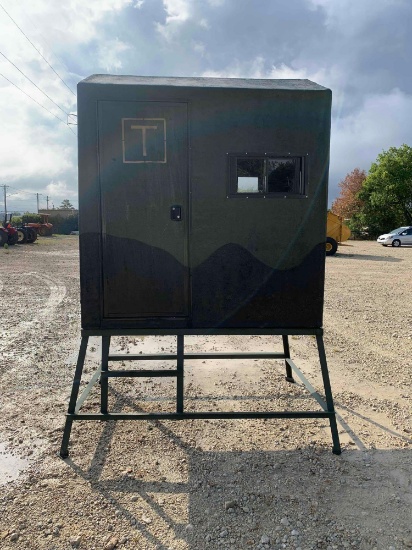 Deer Blind w/ Stand