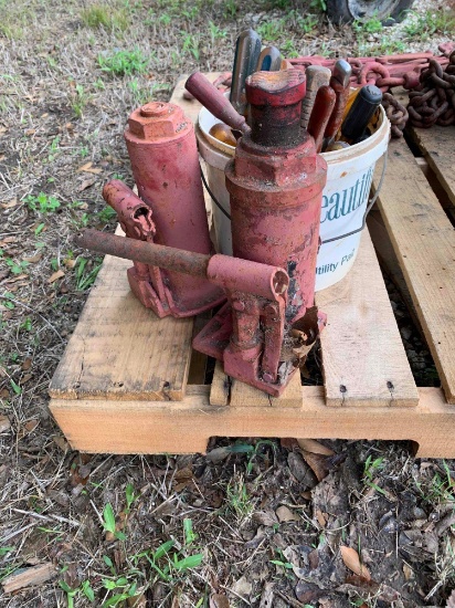 Set of 2 Hydraulic Jacks w/ Assorted Screwdrivers
