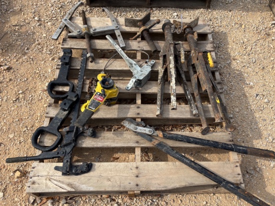 Pallet w/ Pipe Stands & Pullers