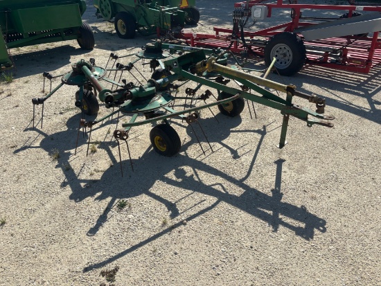 John Deere 752 Hay Tedder