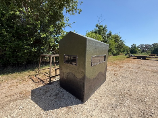 6'x4' T-Box Fiberglass Deer Blind w/ 4' Metal Stand