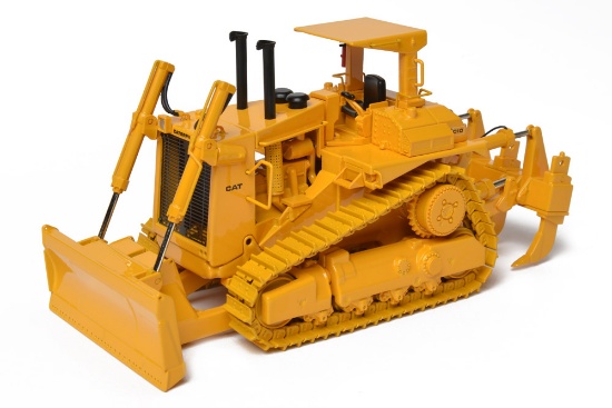 Caterpillar D10 Dozer w/Push Blade & Block - 1:48
