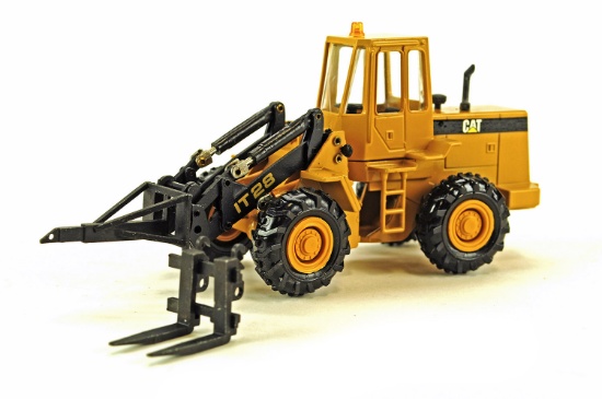 Caterpillar IT 28 Material Handler