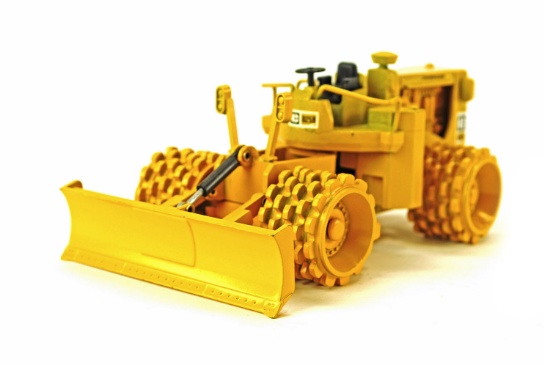 Caterpillar 825 Compactor