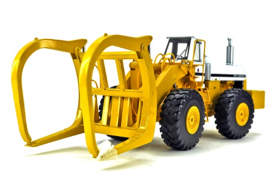 International Harvester 560 Pay Loader w/Log Forks