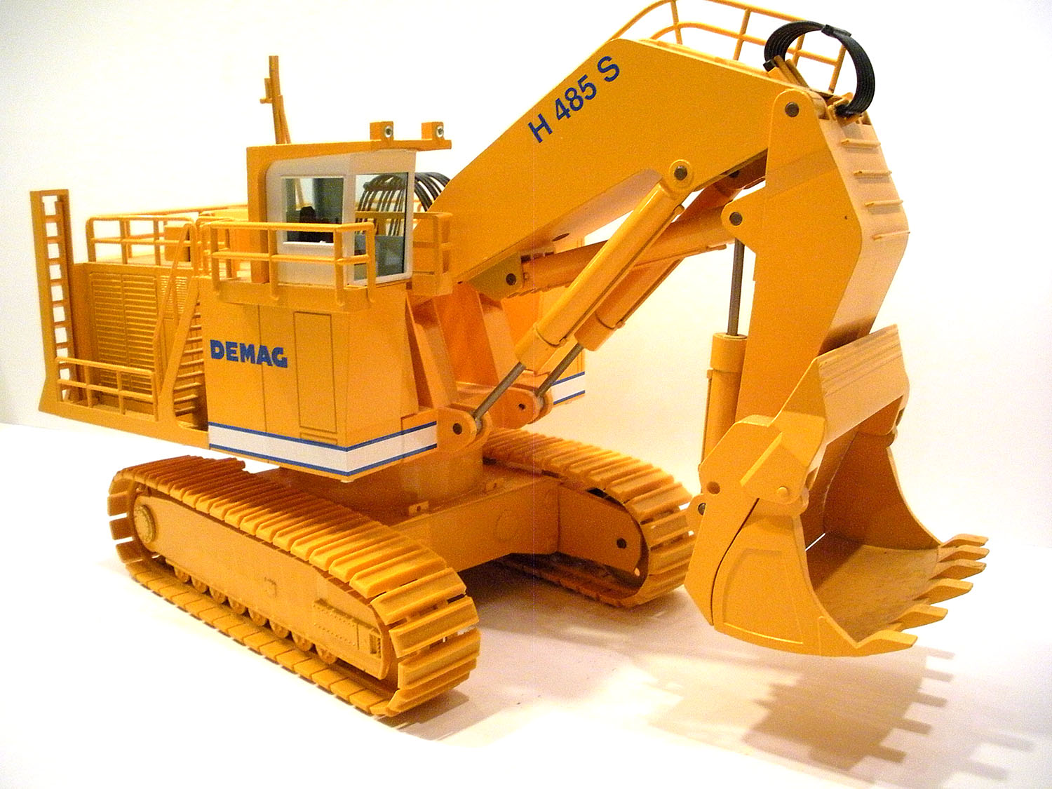 Demag H485S Front Shovel - Yellow | Proxibid