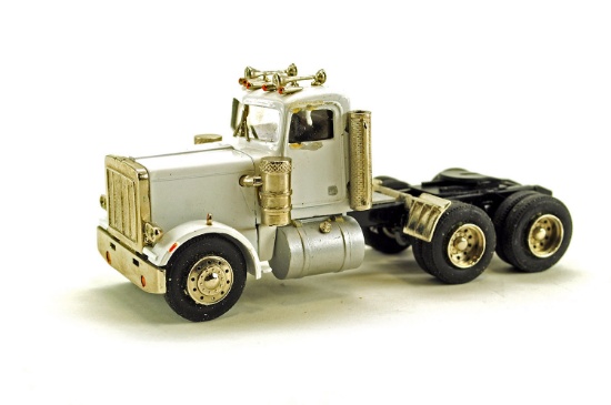 Peterbilt 359 2-Axle Daycab Tractor - White