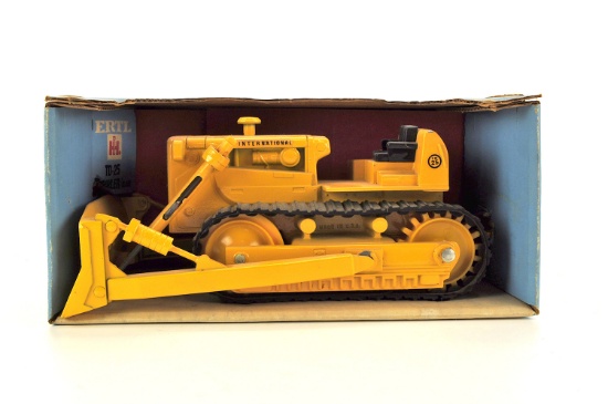 International TD-25 Crawler w/ Blade - 1:16