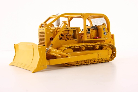 International TD-25 Dozer with Sweep Rops & Winch - 1:25