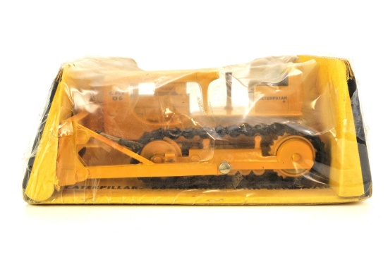 Caterpillar D6 Tractor w/  Bulldozer - 1:24