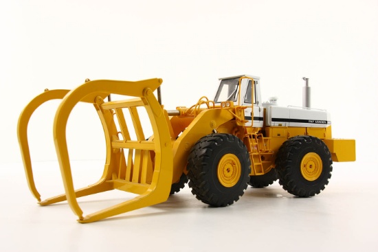 International 560 Pay Loader with Log Forks - 1:25