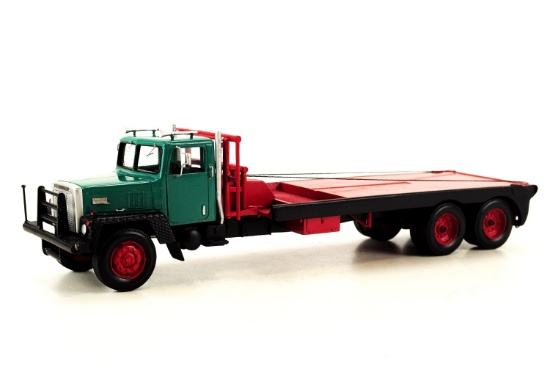 International Paystar 5000 Truck w/Flatbed - Red/Green