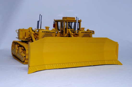 Caterpillar D9H Dozer - Side by Side
