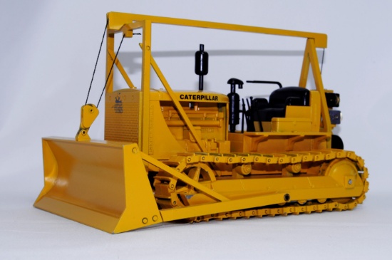 Caterpillar D7 Tractor w/Winch - 1:16