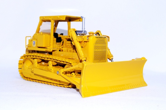 Caterpillar D8K w/A-Blade & Winch - 1:48