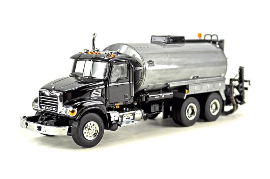 Mack Granite w/Etnyre Asphalt Distributor