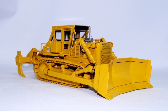 Caterpillar D8K w/S Blade And Ripper - 1:48
