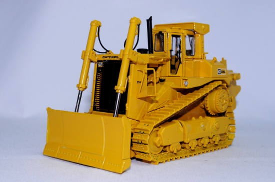 Caterpillar D9L w/Push Blade and Ripper - 1:48
