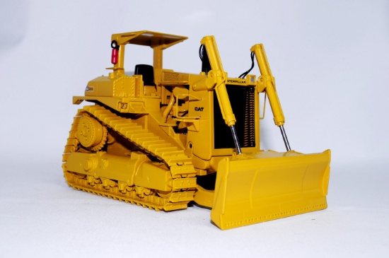 Caterpillar D10 w/ Push Blade - 1:48